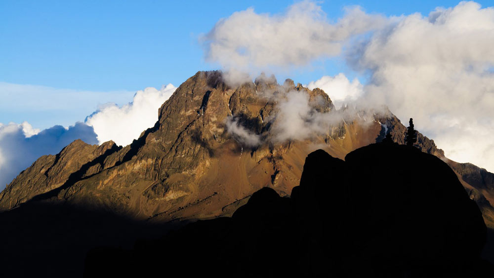 En bergstopp vid molnen