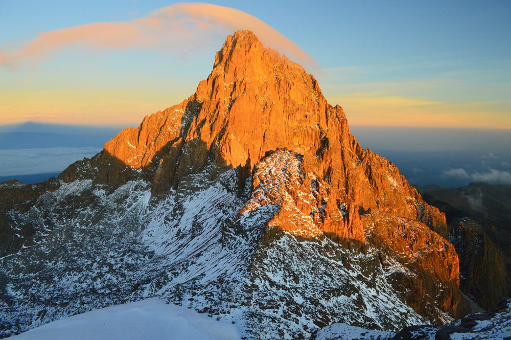 Ett snöklätt berg Mount Kenya